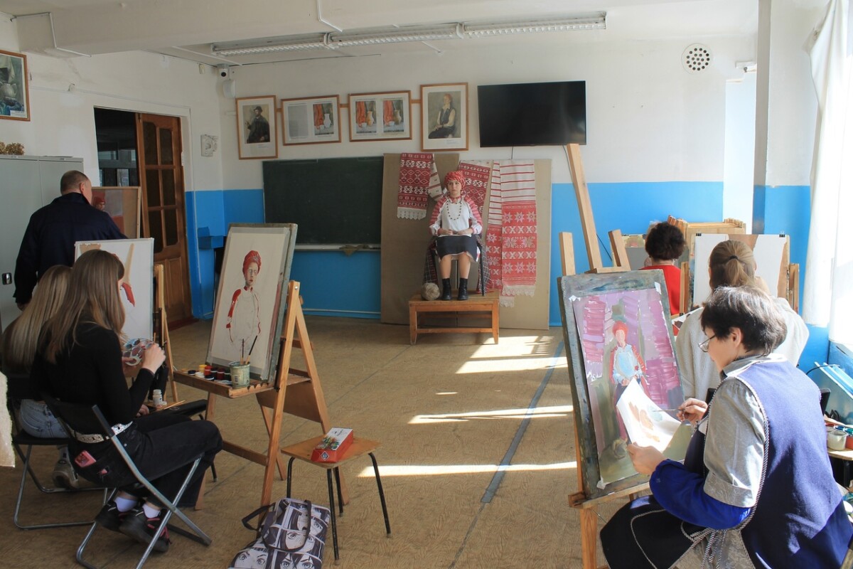 Два мэтра провели урок в детской художественной школе Новозыбкова