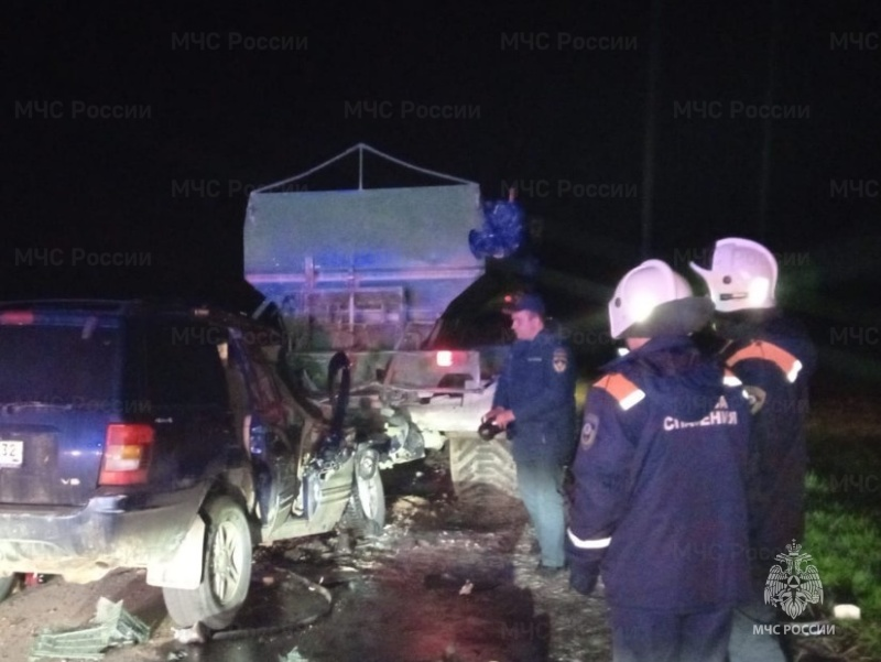 Водитель иномарки влетел в трактор, двое погибли в Брянской области