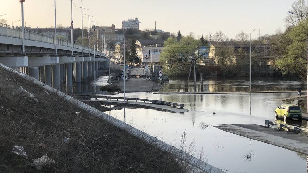 Вода перекрыла часть развязки у Славянского моста в Брянске