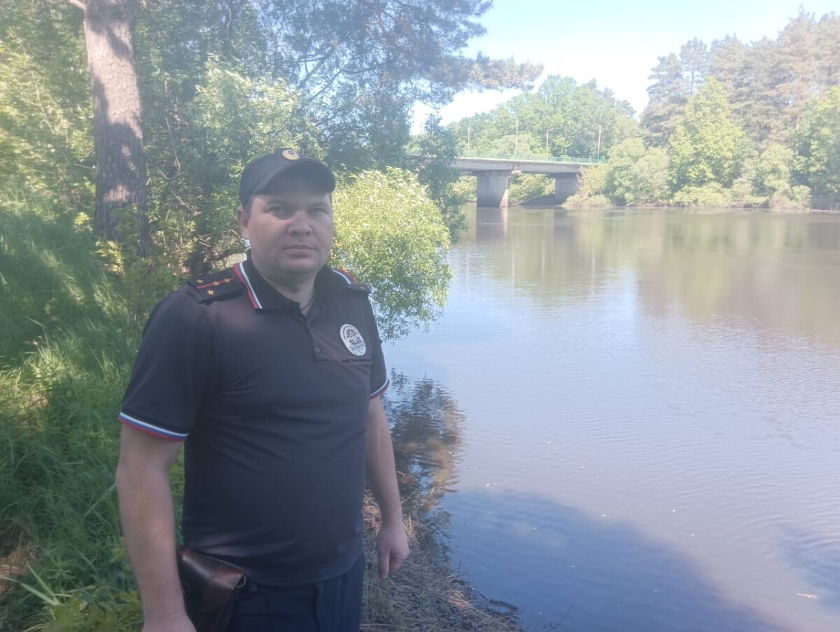 В Суражском районе Брянской области полицейский спас тонувшую в реке девочку