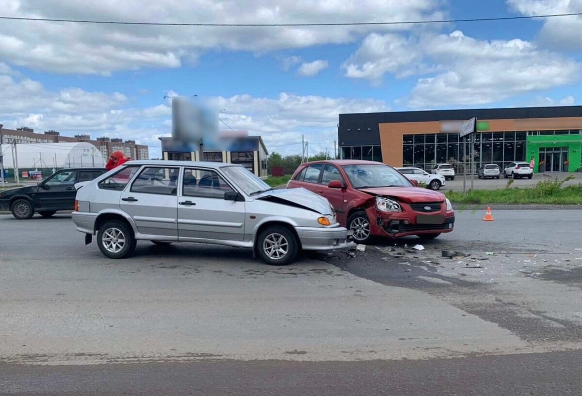 Два автомобиля столкнулись в Брянском районе из-за невнимательности водителя ВАЗа