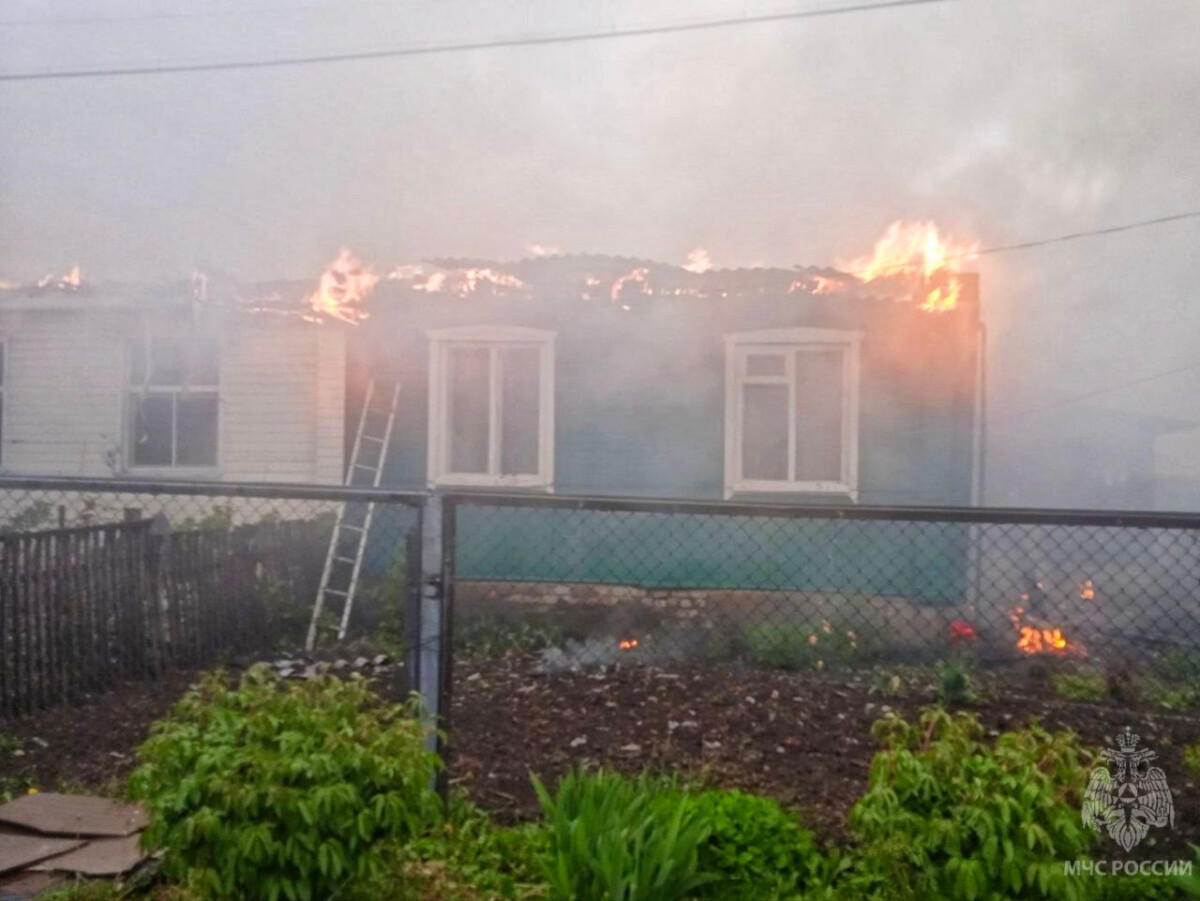 Кровля жилого дома уничтожена огнем в посёлке Комаричи
