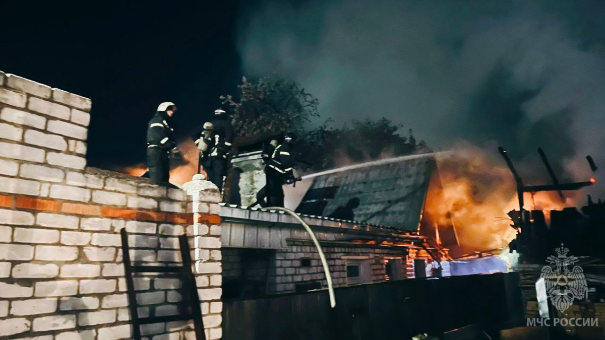 Сегодня ночью тушили пожар в двух жилых домах в Брянске
