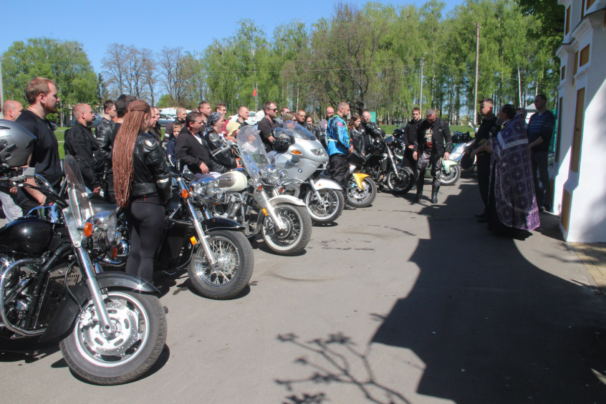 Любители-мотоциклисты юго-западных районов Брянской области начали новый мотосезон 2024 года с молитвы в храме Новозыбкова