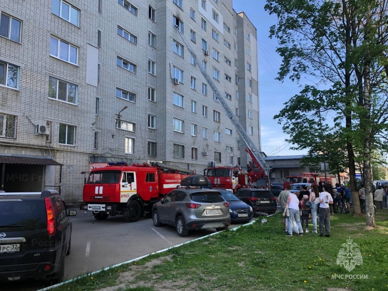 В Брянске потушили пожар в квартире, два человека отравились угарным газом