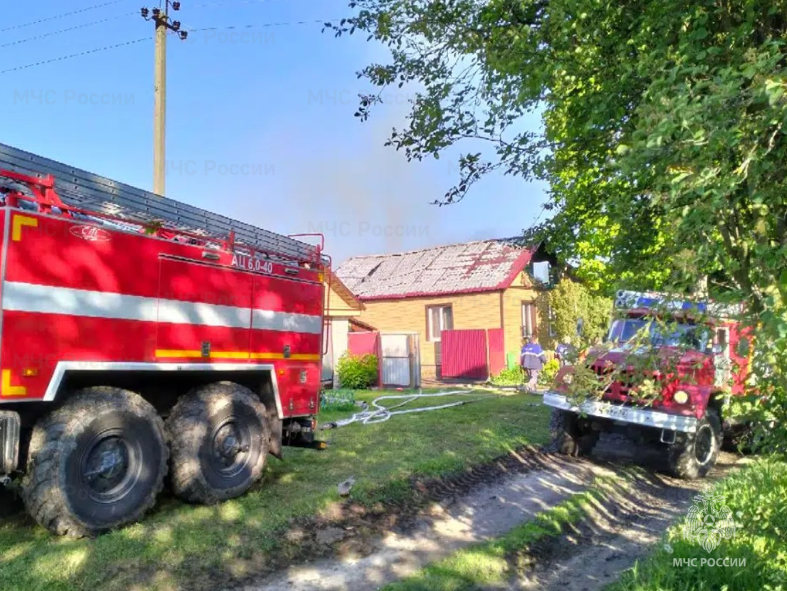Жилой дом и две хозпостройки уничтожены огнем в Суражском районе
