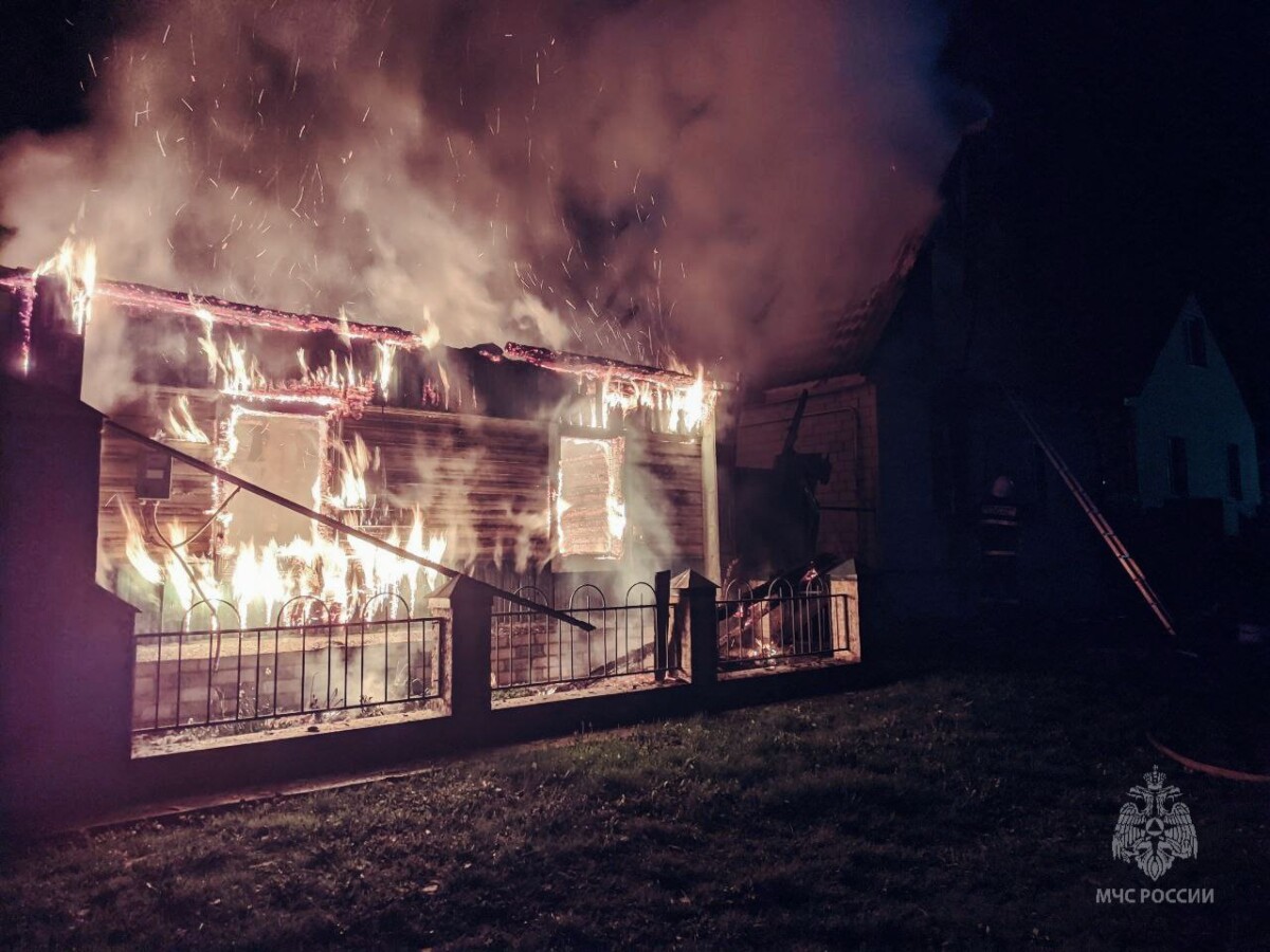 В Карачевском районе в огне сгорели два жилых дома