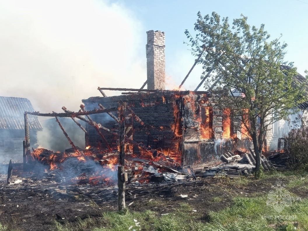 Под Жуковкой сгорела половина дома • БрянскНОВОСТИ.RU