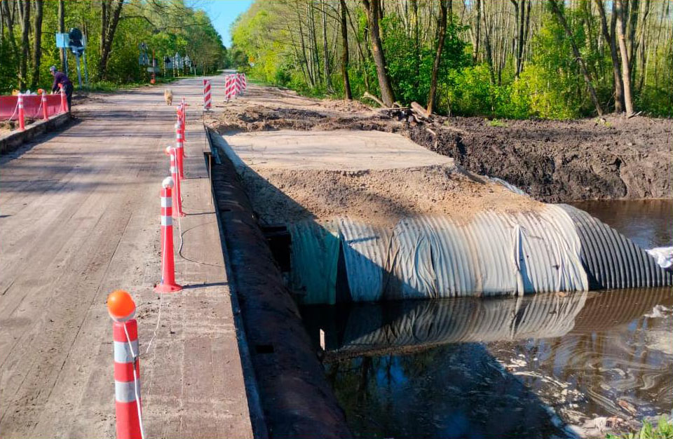 В Навлинском районе Брянской области продолжается капитальный ремонт моста через реку Крапивна