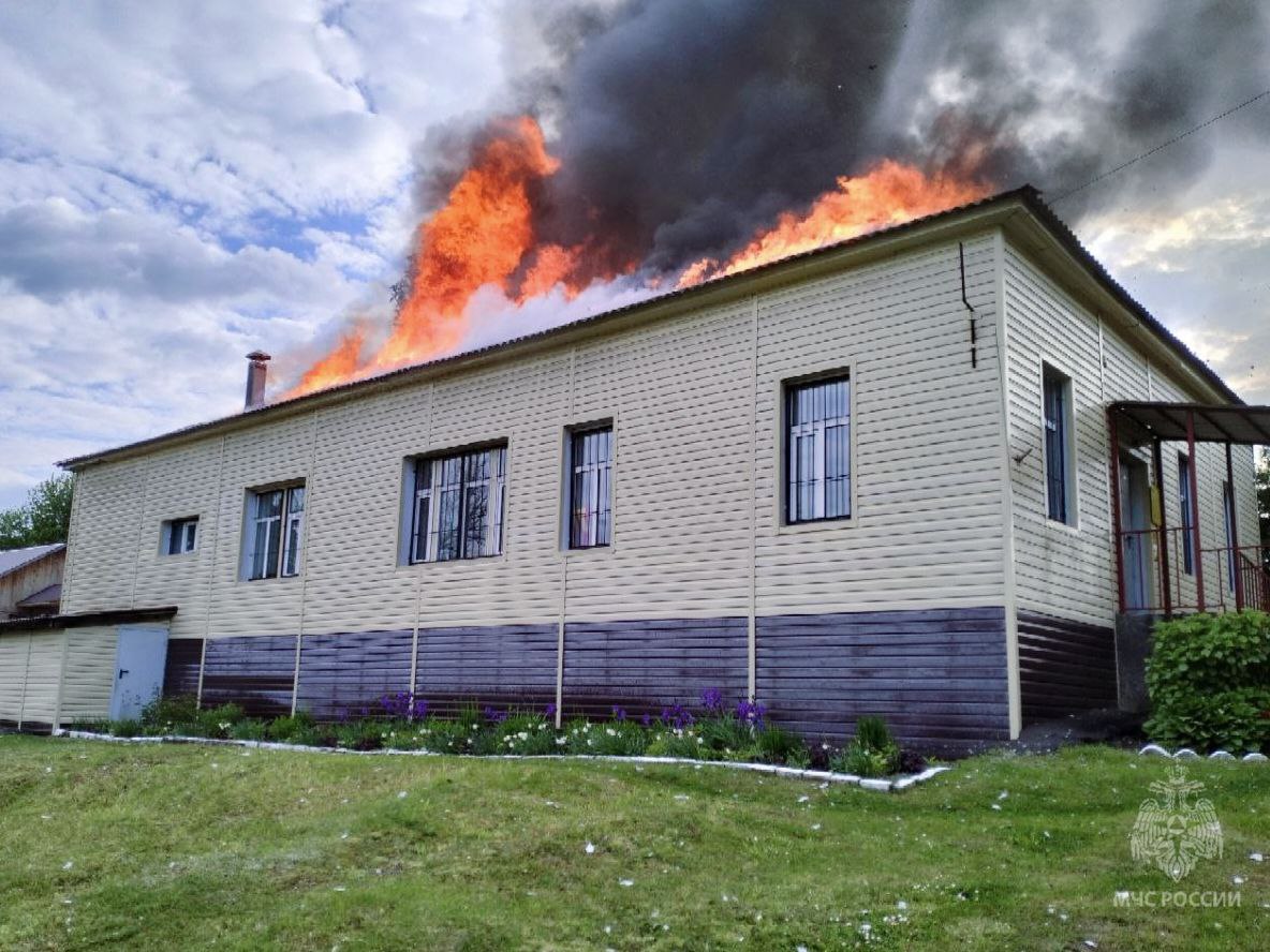 Причины пожара в административном здании в Сураже не назвали в МЧС