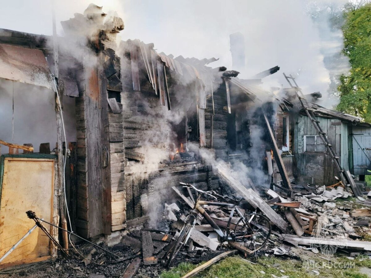 В Почепском районе сегодня сгорел жилой дом