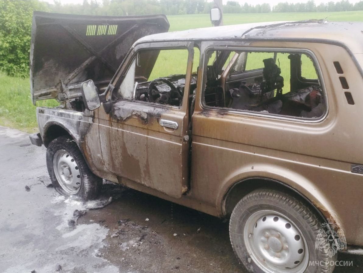 В Погарском районе сгорел двигатель легкового автомобиля