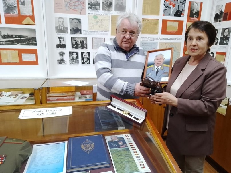 Знаменитый земляк передал в коллекцию краеведческого музея Клинцов личные вещи
