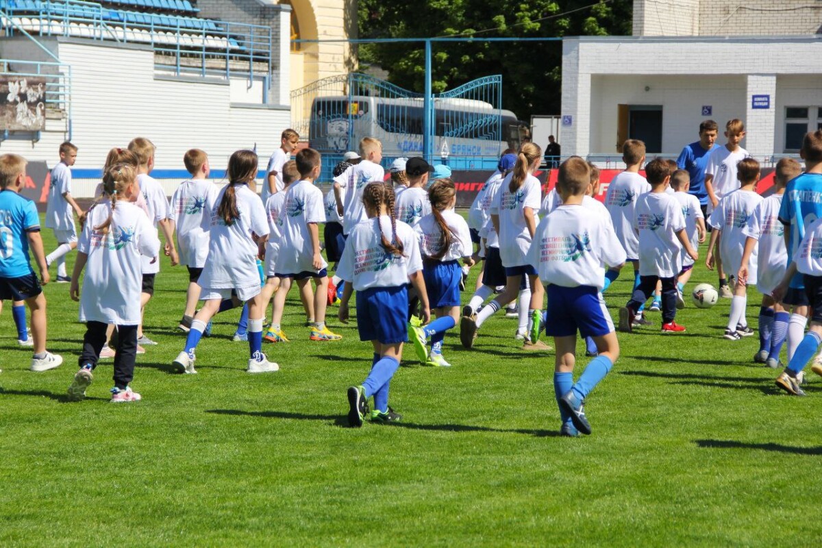 Сто детей сыграли против пятнадцати взрослых на стадионе «Динамо» в Брянске