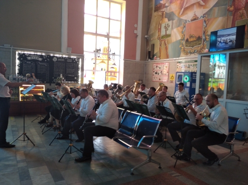 Духовой оркестр играет в Брянске на железнодорожном вокзале
