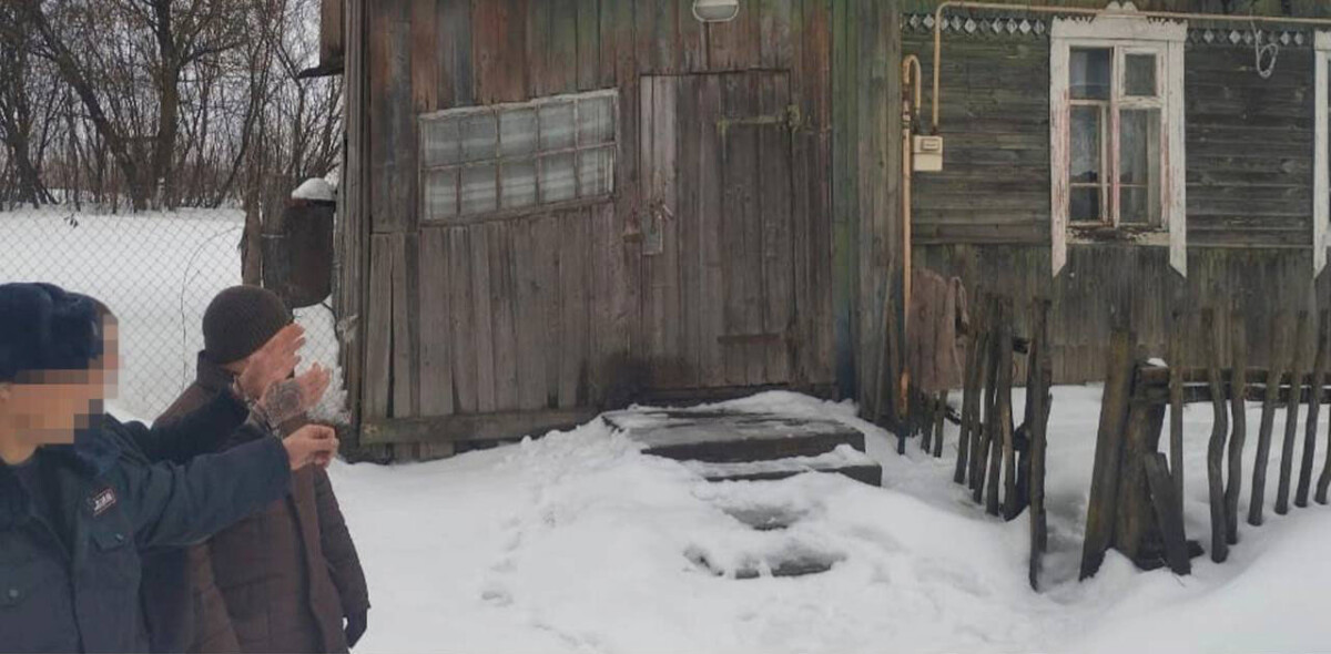 Деньги, фонарик и телефон “выбил” из старухи пробравшийся в дом в селе Жирятинского района злодей