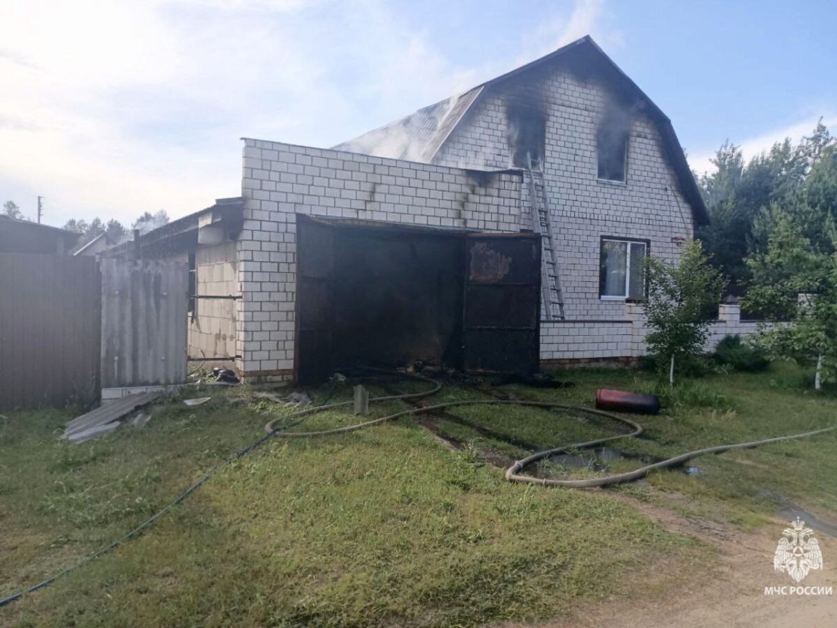 Жилой дом и гараж сгорели в Клинцах