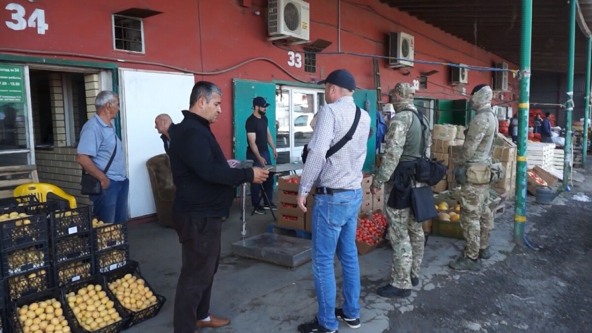 В Брянске во время рейда на объекте торговли в Советском районе вручили повестки