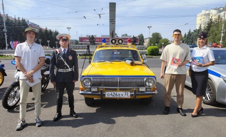 Брянские автоинспекторы провели на площади Партизан традиционную акцию