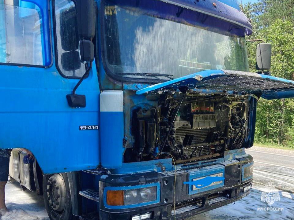 Двигатель грузового автомобиля загорелся в Брянске