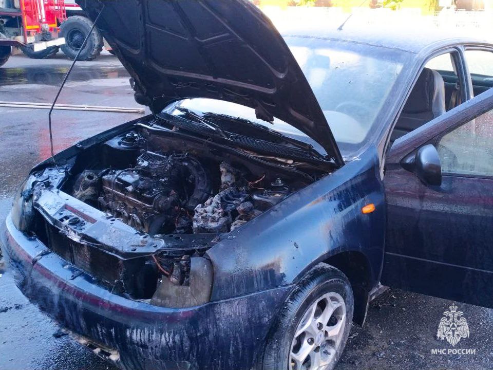 В Дятьково произошёл пожар в автомобиле, выгорел двигатель