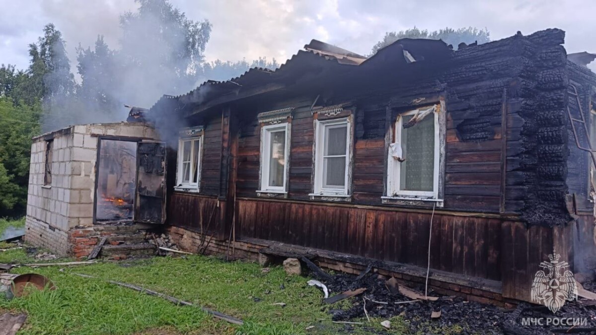 В Почепском районе сгорел жилой дом