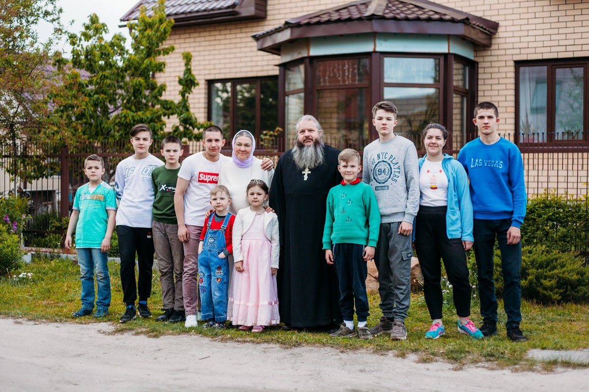 Десять детей воспитывает семья из Брянска