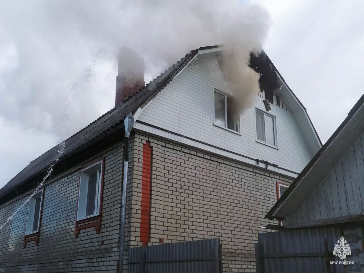 Крыша и мансарда сгорела при пожаре в жилом доме в Клетне