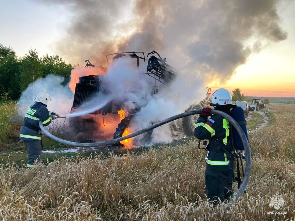 Трактор сгорел в поле в Брасовском районе