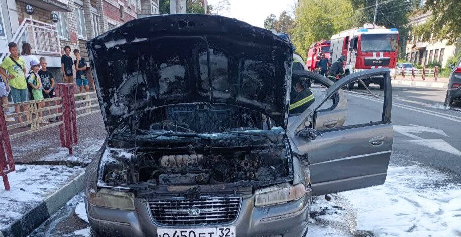 Пожарно-спасательные подразделения ликвидировали пожар в автомобиле в Брянске