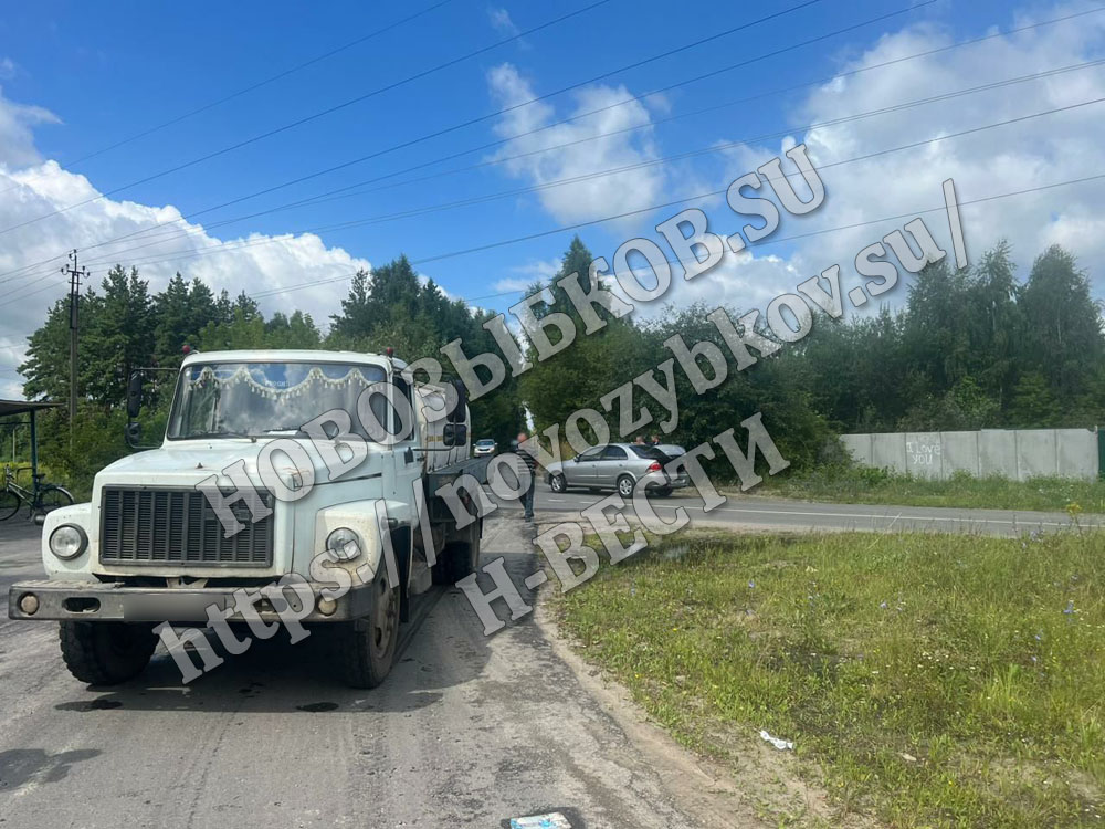 В Новозыбкове столкнулись грузовик и легковушка