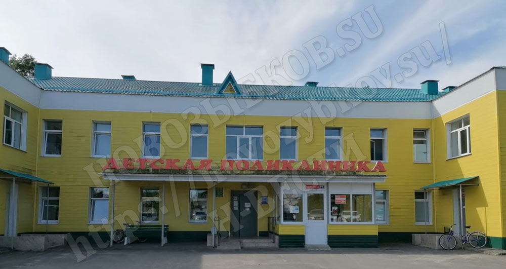 В детской поликлинике Новозыбкова заверили, что плитка на входе скользить не может