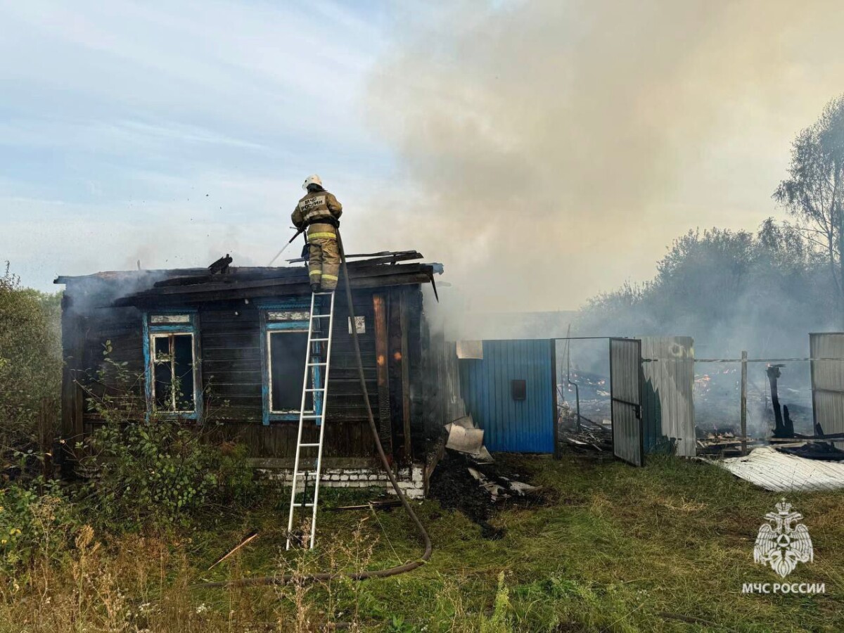 В Трубчевском районе сгорел жилой дом и хозпостройки