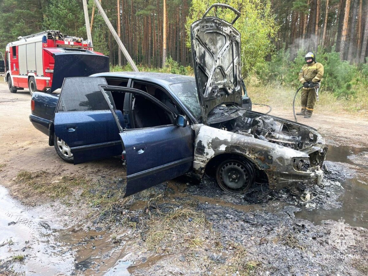 При пожаре в автомобиле в Клинцах люди не пострадали