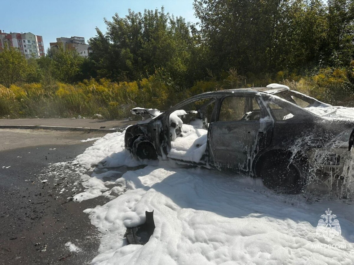 В Брянске пожарно-спасательные подразделения ликвидировали пожар в автомобиле