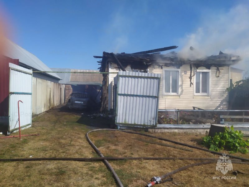 Жилой дом и автомобиль сгорели в Погарском районе