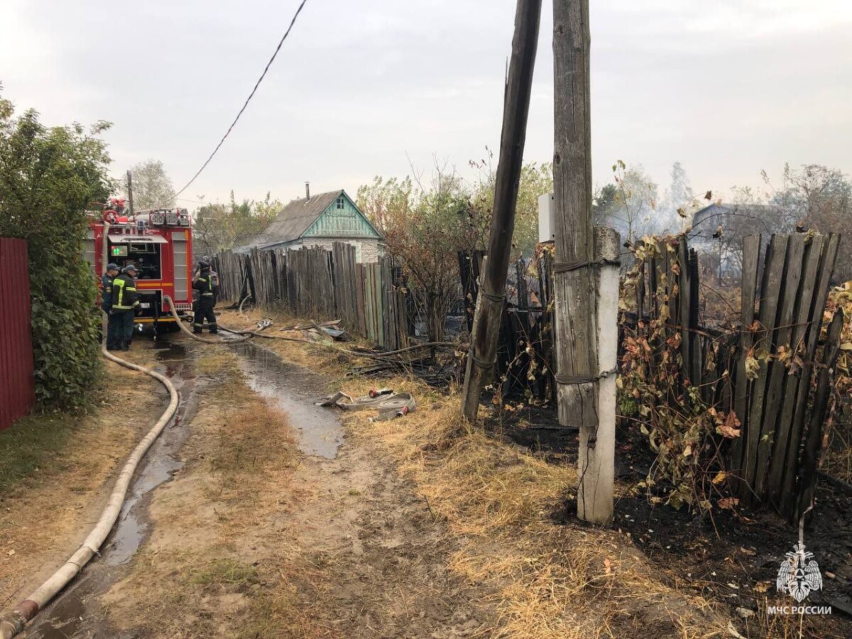 На дачном участке СНТ “Черемушки” города Брянска пожар уничтожил дом и постройки