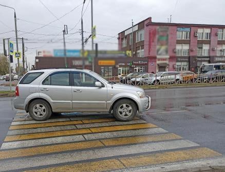 В Брянске под автомобиль попала пожилая женщина, переходившая дорогу на “красный”