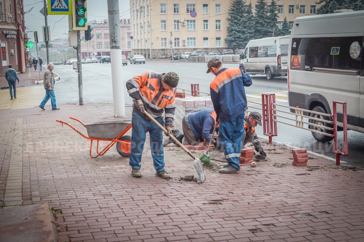 На проспекте Ленина в Брянске идет замена битой и провалившейся плитки