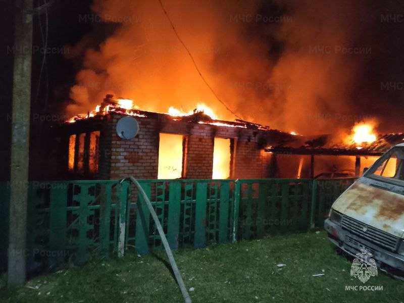 В Жуковке сгорел жилой дом и автомобиль