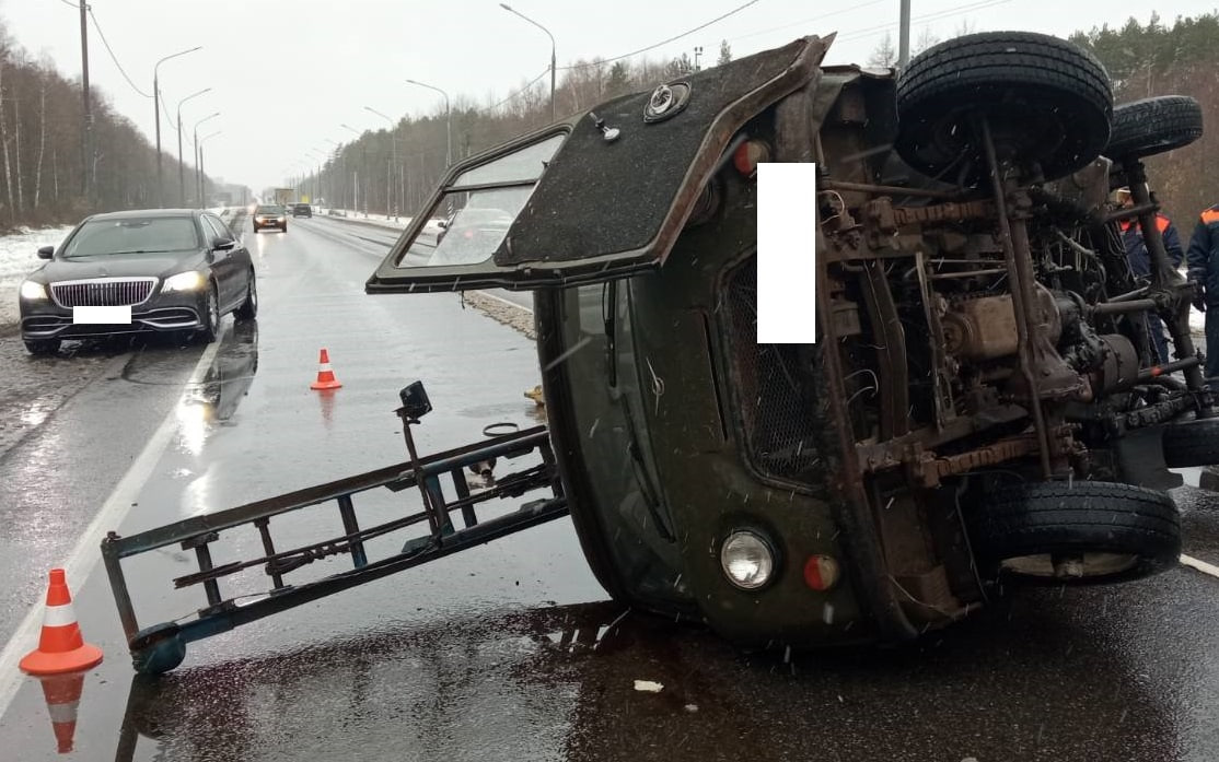 Водитель УАЗа пренебрег правилами на дороге под Брянском