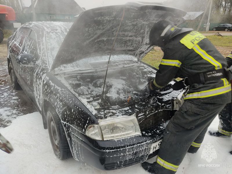 В Дятьково огнеборцы ликвидировали пожар в автомобиле