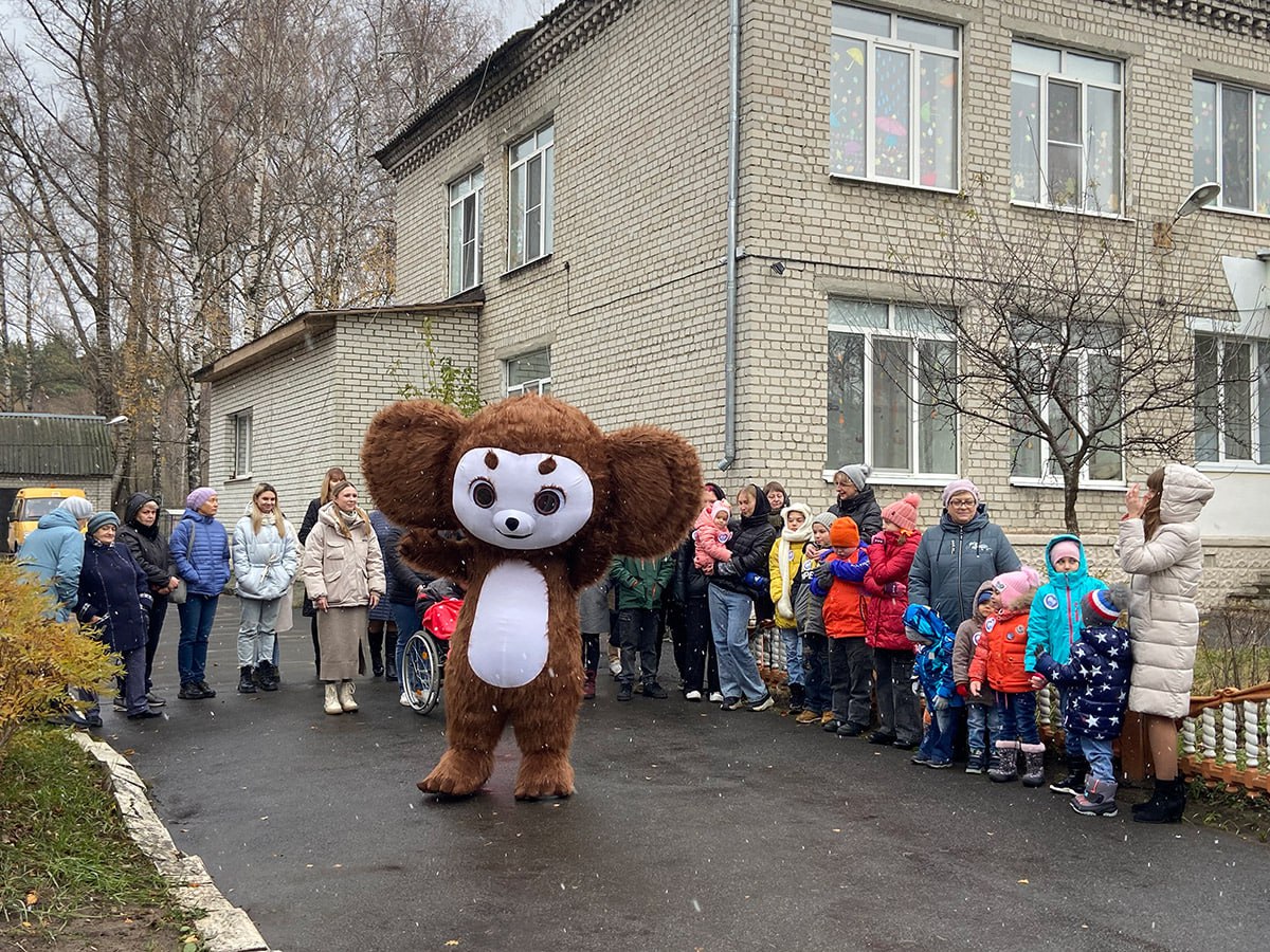 К зиме в Брянске открылась детская площадка со скалодромом и веревочной лестницей