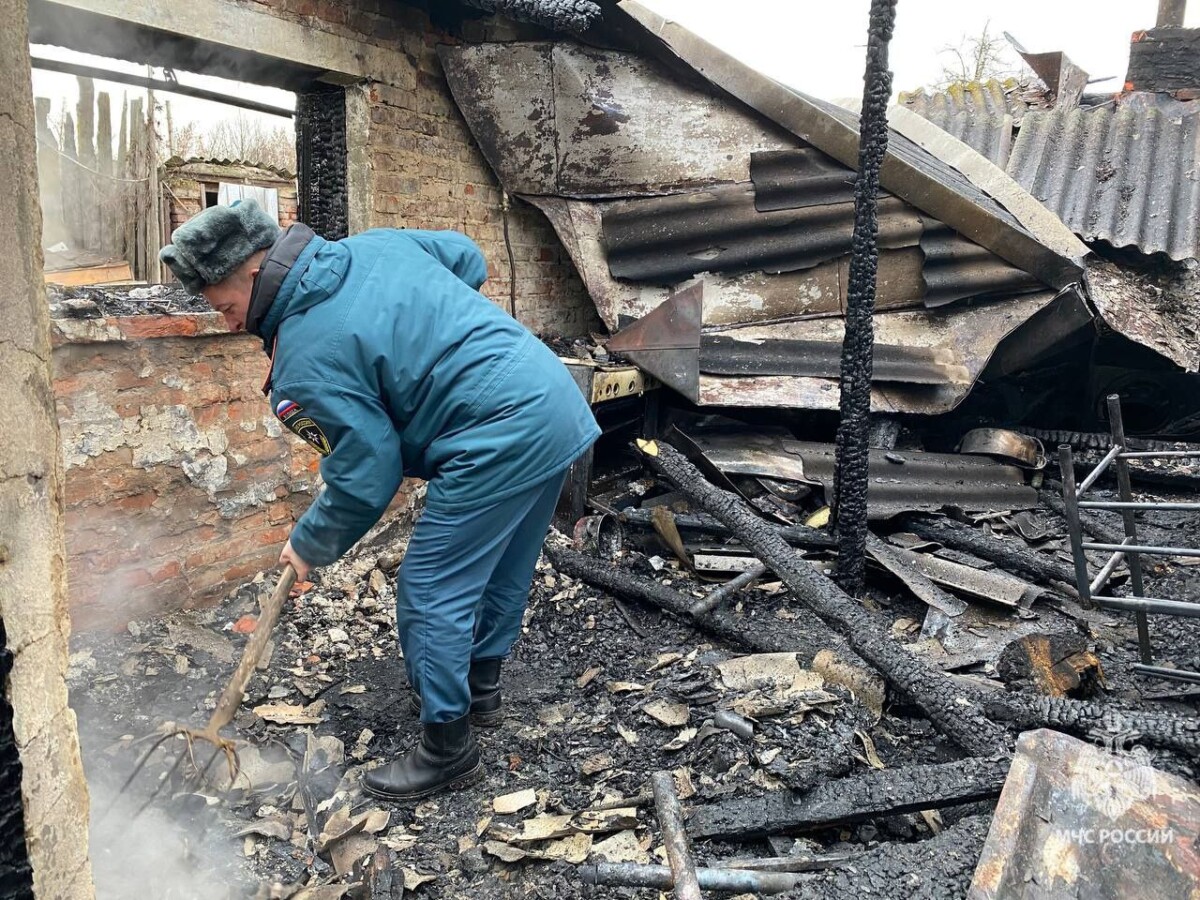 Пепелище на месте пожара с тремя погибшими показали в МЧС Брянской области