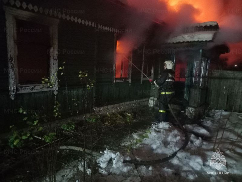 В брянском поселке Дубровка при пожаре погибли мать и сын