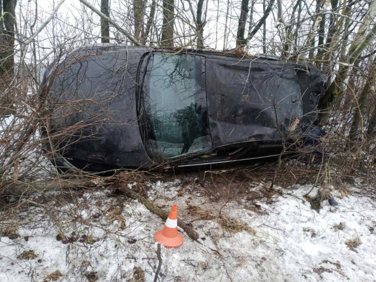 На брянской трассе водитель Volkswagen Jetta не справился с управлением, пассажирка госпитализирована