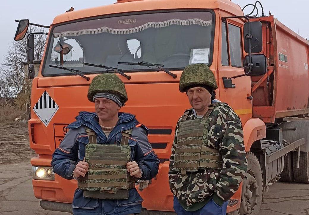В брянском приграничье водители мусоровозов выходят на маршруты в бронежилетах и шлемах