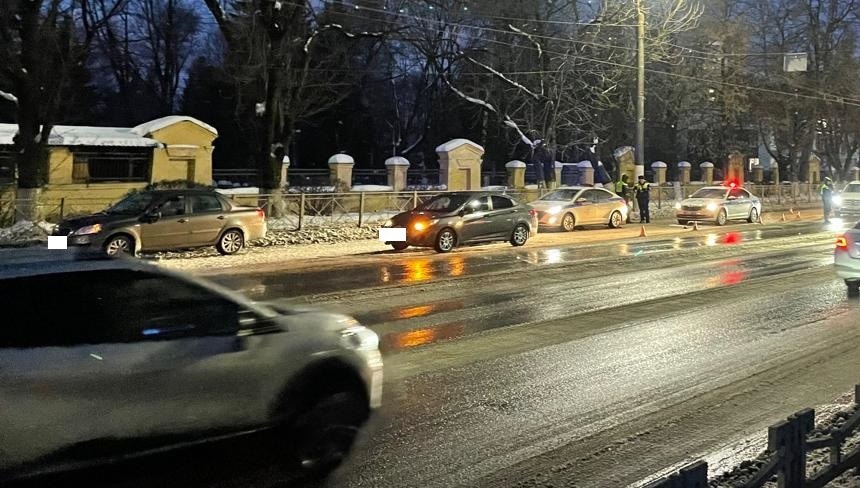 Пешеход в Брянске получил удар боковым зеркалом автомобиля и следом его сбила иномарка