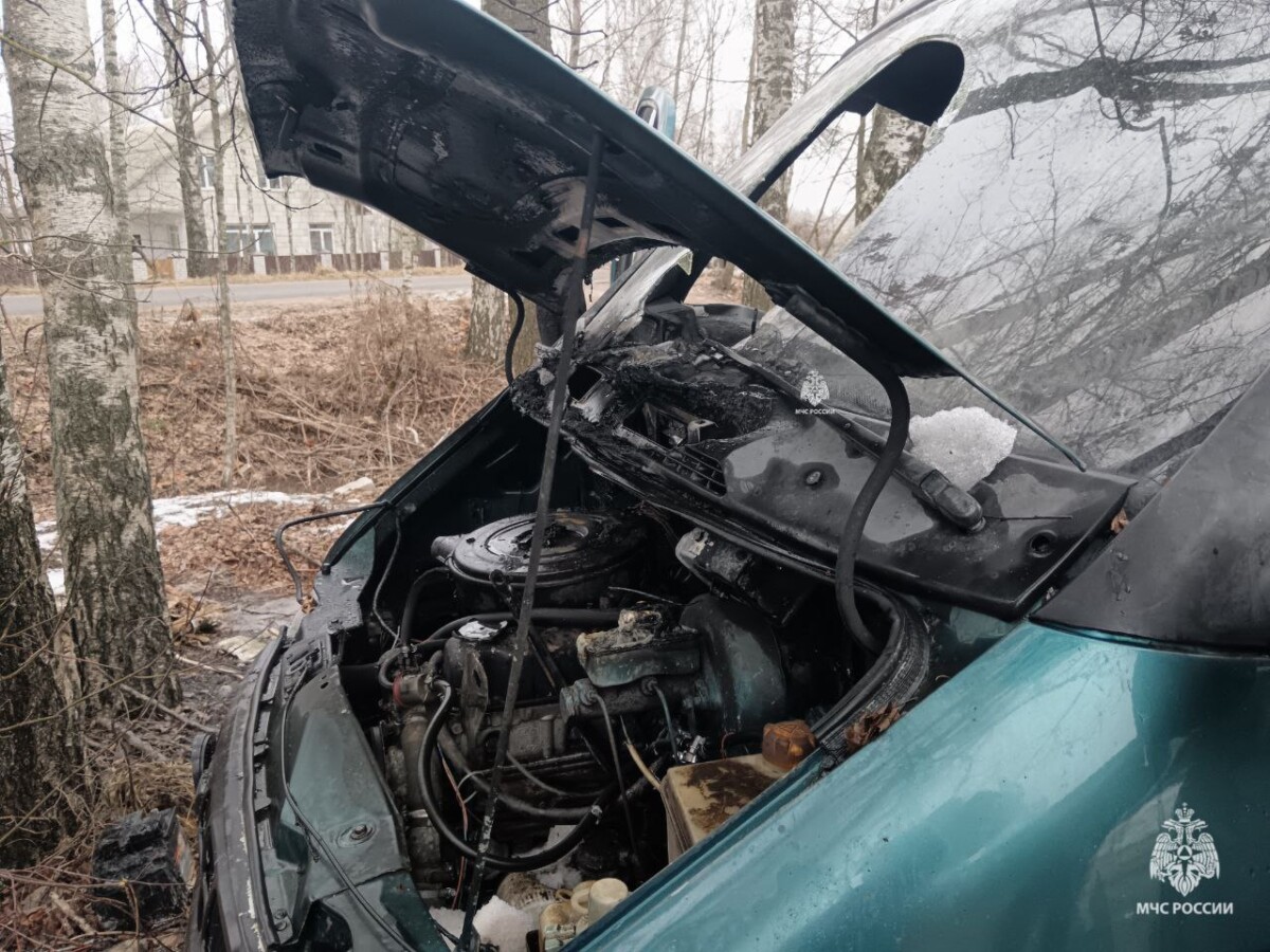 В Злынке тушили пожар в автомобиле