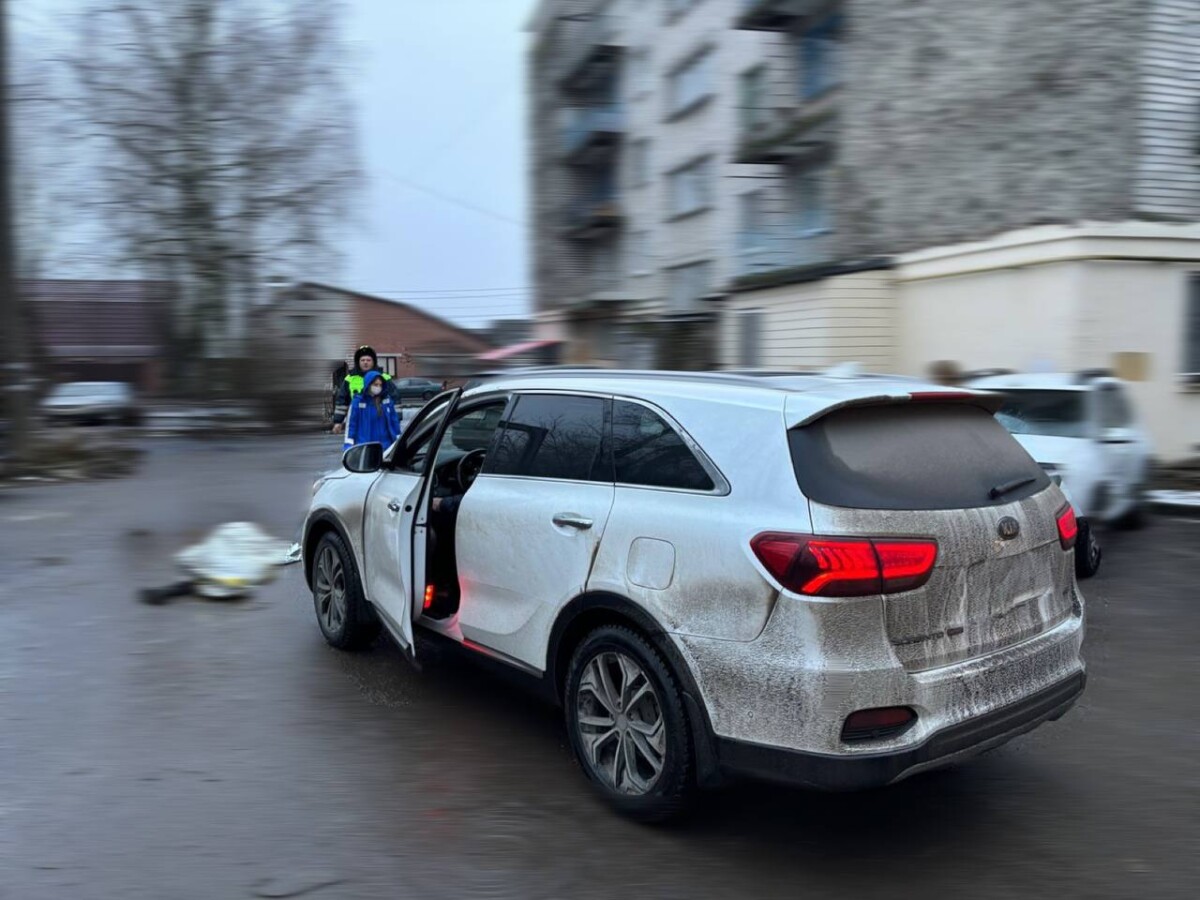 Попавший под автомобиль в Брянске выжил